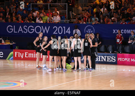 SECC, Glasgow, Schottland, Großbritannien, Mittwoch, Juli 2014. Neuseeland während einer Pause in ihrer Gruppe EIN Vorläufiges Netball-Spiel bei den Commonwealth Games in Glasgow 2014 Stockfoto