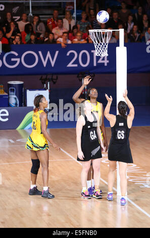 SECC, Glasgow, Schottland, Großbritannien, Mittwoch, Juli 2014. Der Neuseeländer GS Jodi Brown schießt bei den Commonwealth Games in Glasgow 2014 für das Tor in seiner Gruppe EIN vorbereitliches Netball-Spiel gegen Jamaika Stockfoto