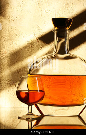 Brandy Sniffer Glas und Flasche hautnah Stockfoto