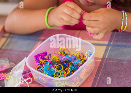 "loom Bands" Hobby-Container viele Farben bunte Hände machen Armband Kind Mädchen Nahaufnahme Stockfoto