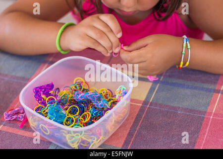 "loom Bands" Hobby-Container viele Farben bunte Hände machen Armband Kind Mädchen Nahaufnahme Stockfoto