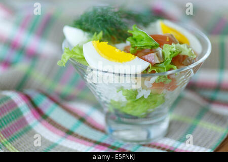 Salat mit Lachs und Reis mit Gemüse in einer Salatschüssel Stockfoto