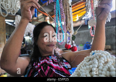 Filipina Mode Schmuck Arbeiter Cebu City Philippinen Stockfoto