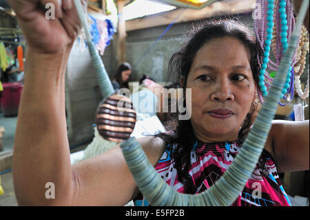 Filipina Mode Schmuck Arbeiter Cebu City Philippinen Stockfoto