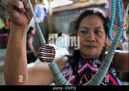 Filipina Mode Schmuck Arbeiter Cebu City Philippinen Stockfoto