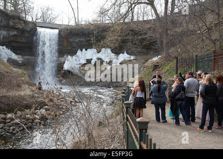 Studenten, die ihre Bilder in ihre Prom Outfits an Minnehaha fällt im Minnehaha Park, Minneapolis, Minnesota, USA. Stockfoto