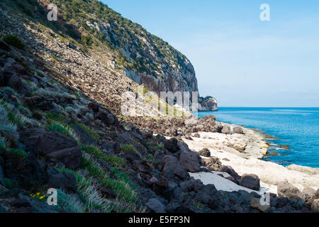 Volcanin Küste in der Nähe von Biddiriscottai Höhle in Cala Gonone, Sardinien, Italien Stockfoto