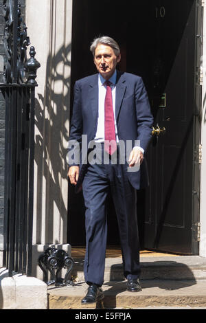 London, UK. 30. Juli 2014. Foreighn Sekretär Philip Hammond verlässt 10 Downing Street, die unter dem Vorsitz einer Sitzung des Ausschusses für COBRA, die Bedrohung für Großbritannien von dem Ausbruch des Ebola-Virus in Westafrika zu diskutieren. Bildnachweis: Paul Davey/Alamy Live-Nachrichten Stockfoto