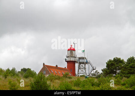 Roten Leuchtturm auf Düne auf der holländischen Insel Vlieland Stockfoto