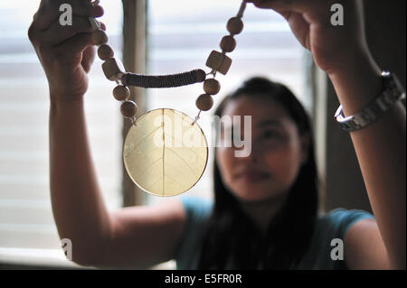 Filipina Mode Schmuck Arbeiter Cebu City Philippinen Stockfoto