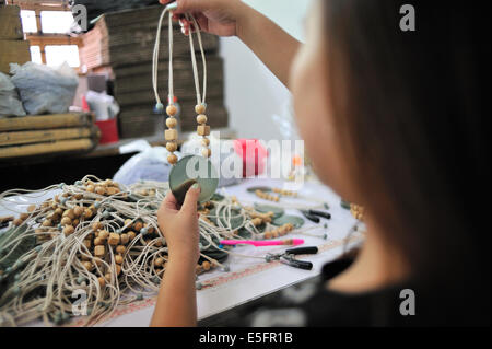 Filipina Mode Schmuck Arbeiter Cebu City Philippinen Stockfoto