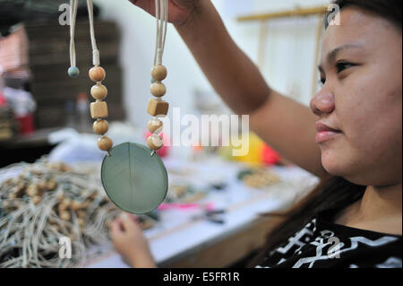 Filipina Mode Schmuck Arbeiter Cebu City Philippinen Stockfoto