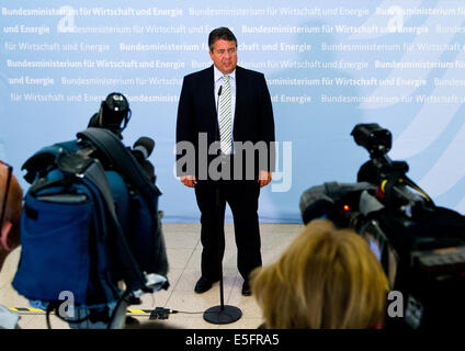 Berlin, Deutschland. 30. Juli 2014. Bundesminister für Wirtschaft Sigmar Gabriel (SPD) spricht über EU-Sanktionen gegen Russland in Berlin, Deutschland, 30. Juli 2014. Foto: Daniel Bockwoldt/Dpa/Alamy Live News Stockfoto