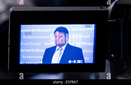 Berlin, Deutschland. 30. Juli 2014. Bundesminister für Wirtschaft Sigmar Gabriel (SPD) spricht über EU-Sanktionen gegen Russland in Berlin, Deutschland, 30. Juli 2014. Foto: Daniel Bockwoldt/Dpa/Alamy Live News Stockfoto