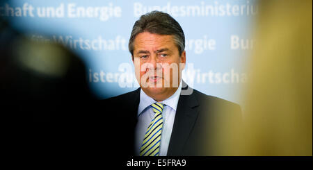 Berlin, Deutschland. 30. Juli 2014. Bundesminister für Wirtschaft Sigmar Gabriel (SPD) spricht über EU-Sanktionen gegen Russland in Berlin, Deutschland, 30. Juli 2014. Foto: Daniel Bockwoldt/Dpa/Alamy Live News Stockfoto