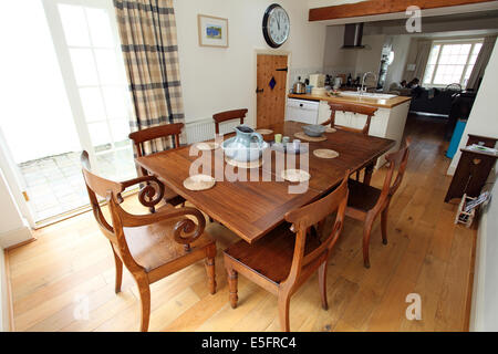 Holztisch und Stühle in einem traditionellen Cottage-Speisesaal. Stockfoto