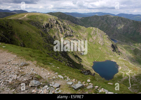 Vom Gipfel des Coniston Greis im Lake District - mit Blick auf Niedrigwasser unten Stockfoto