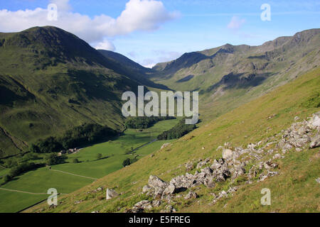 Grisedale, Gletschertal im Lake District National Park, Cumbria, Großbritannien. Die Route von Wainwright's Coast to Coast führt durch das Tal. Stockfoto