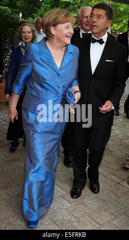 Bayreuth, Deutschland. 30. Juli 2014. Deutsche Bundeskanzlerin Angela Merkel (CDU) und ihr Ehemann Joachim Sauer ankommen für die Wagner-Oper "Siegfried" bei den Bayreuther Festspielen in Bayreuth, Deutschland, 30. Juli 2014. Foto: David Ebener/Dpa/Alamy Live News Stockfoto