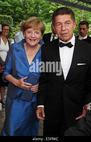 Bayreuth, Deutschland. 30. Juli 2014. Deutsche Bundeskanzlerin Angela Merkel (CDU) und ihr Ehemann Joachim Sauer ankommen für die Wagner-Oper "Siegfried" bei den Bayreuther Festspielen in Bayreuth, Deutschland, 30. Juli 2014. Foto: David Ebener/Dpa/Alamy Live News Stockfoto