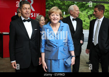 Bayreuth, Deutschland. 30. Juli 2014. Deutsche Bundeskanzlerin Angela Merkel (CDU), ihr Ehemann Joachim Sauer, seinen Sohn Daniel Sauer (R) und Klaus von Dohnanyi (2-R), ehemaliger erster Bürgermeister von Hamburg, kommen für die Wagner-Oper "Siegfried" bei den Bayreuther Festspielen in Bayreuth, Deutschland, 30. Juli 2014. Foto: David Ebener/Dpa/Alamy Live News Stockfoto