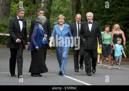 Bayreuth, Deutschland. 30. Juli 2014. Joachim Sauer (L-R), sein Sohn Daniel Sauer, Wagner-Enkelin Nike Wagner, deutsche Bundeskanzlerin Angela Merkel (CDU) und Klaus von Dohnanyi (R, SPD), ehemaliger erster Bürgermeister von Hamburg, kommen für die Wagner-Oper "Siegfried" bei den Bayreuther Festspielen in Bayreuth, Deutschland, 30. Juli 2014. Foto: David Ebener/Dpa/Alamy Live News Stockfoto