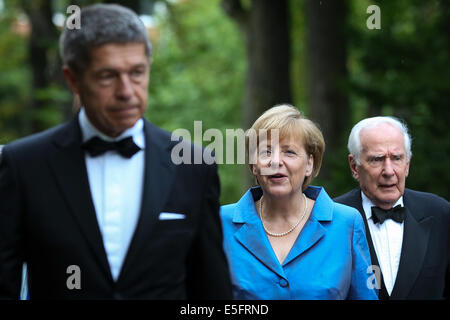 Bayreuth, Deutschland. 30. Juli 2014. Deutsche Bundeskanzlerin Angela Merkel (CDU), ihr Ehemann Joachim Sauer (L) und Klaus von Dohnanyi (SPD), ehemaliger erster Bürgermeister von Hamburg, kommen für die Wagner-Oper "Siegfried" bei den Bayreuther Festspielen in Bayreuth, Deutschland, 30. Juli 2014. Foto: David Ebener/Dpa/Alamy Live News Stockfoto