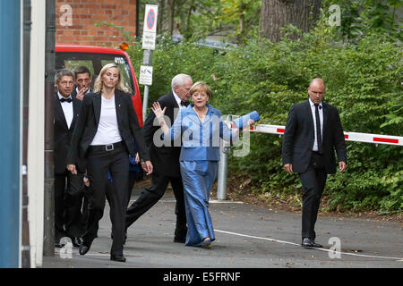 Bayreuth, Deutschland. 30. Juli 2014. Bundeskanzlerin Angela Merkel (CDU, C), ihr Ehemann Joachim Sauer (L), sein Sohn Daniel Sauer (hinter Sauer) und Klaus von Dohnanyi (SPD, hinter Merkel), ehemaliger erster Bürgermeister von Hamburg, kommen für die Wagner-Oper "Siegfried" bei den Bayreuther Festspielen in Bayreuth, Deutschland, 30. Juli 2014. Foto: David Ebener/Dpa/Alamy Live News Stockfoto