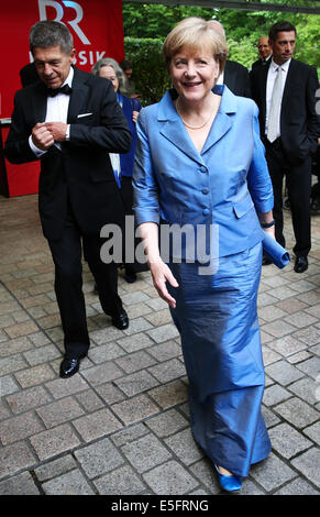 Bayreuth, Deutschland. 30. Juli 2014. Bundeskanzlerin Angela Merkel (CDU, C), ihr Ehemann Joachim Sauer (L) und sein Sohn Daniel Sauer (R) für die Wagner-Oper "Siegfried" bei den Bayreuther Festspielen in Bayreuth, Deutschland, 30. Juli 2014 kommen. Foto: David Ebener/Dpa/Alamy Live News Stockfoto