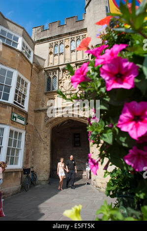 Mittellos Veranda Torbogen in die Stadt Wells, Somerset, England. Stockfoto