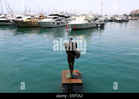 Skulptur von Esperanza dOrs, Rückkehr der "Ikarus" mit Surfbrett, Hafen von Alicante Stadt, Hauptstadt der Region Valencia, Spanien, Stockfoto