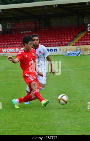 Derry, Londonderry, Nordirland. 30. Juli 2014. Milk Cup Elite Abschnitt, Kanada V China. Chinas Han Xuan von Kanadas Sadi Jalali, Ingame Dale Farm Milk Cup Elite Abschnitt Brandywell Stadium in Frage gestellt. Bildnachweis: George Sweeney / Alamy Live News Stockfoto