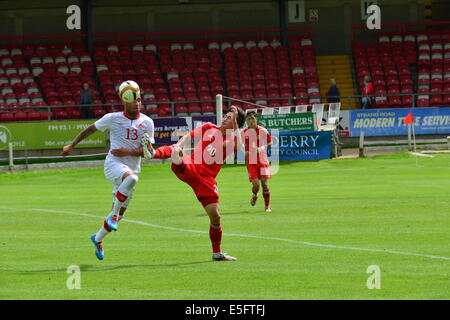 Derry, Londonderry, Nordirland. 30. Juli 2014. Milk Cup Elite Abschnitt, Kanada V China. Kanadas Sadi Jalali von Chinas Gan Chao, Ingame Dale Farm Milk Cup Elite Abschnitt Brandywell Stadium in Frage gestellt. Bildnachweis: George Sweeney / Alamy Live News Stockfoto