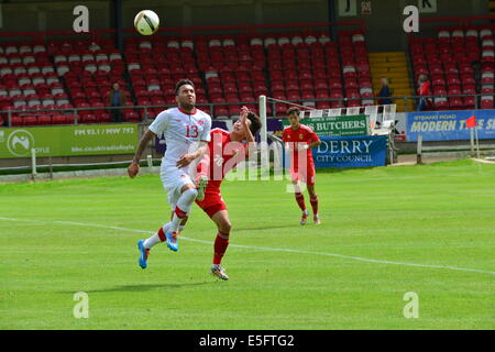 Derry, Londonderry, Nordirland. 30. Juli 2014. Milk Cup Elite Abschnitt, Kanada V China. Kanadas Sadi Jalali von Chinas Gan Chao, Ingame Dale Farm Milk Cup Elite Abschnitt Brandywell Stadium in Frage gestellt. Bildnachweis: George Sweeney / Alamy Live News Stockfoto