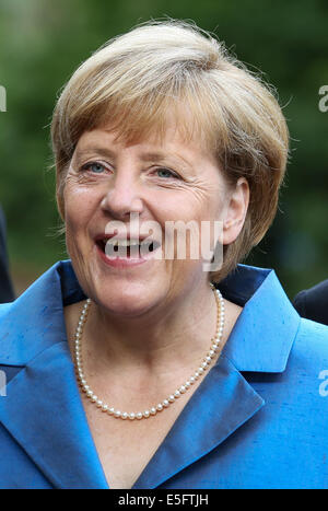 Bayreuth, Deutschland. 30. Juli 2014. Deutsche Bundeskanzlerin Angela Merkel (CDU) kommt für die Wagner-Oper "Siegfried" bei den Bayreuther Festspielen in Bayreuth, Deutschland, 30. Juli 2014. Foto: David Ebener/Dpa/Alamy Live News Stockfoto