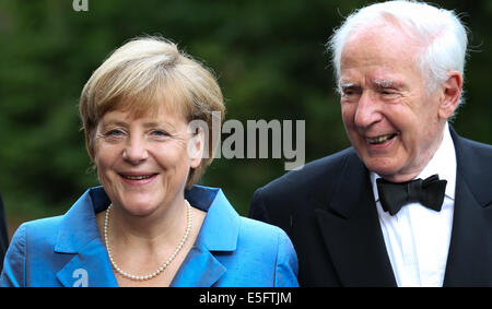 Bayreuth, Deutschland. 30. Juli 2014. Deutsche Bundeskanzlerin Angela Merkel (CDU) und Klaus von Dohnanyi, ehemaliger erster Bürgermeister von Hamburg, kommen für die Wagner-Oper "Siegfried" bei den Bayreuther Festspielen in Bayreuth, Deutschland, 30. Juli 2014. Foto: David Ebener/Dpa/Alamy Live News Stockfoto