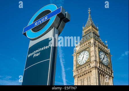 Zeichen von Westminster Pier Fähren Stop auf der Themse in London, UK. Auf dem Hintergrund der Big Ben-Turm. Stockfoto