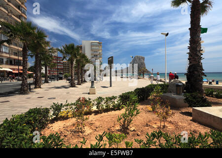 Promenade und Strandblick mit Penon de Ifach Rock, Küstenstadt von Calpe, Mittelmeer, Costa Blanca, Spanien, Europa. Stockfoto