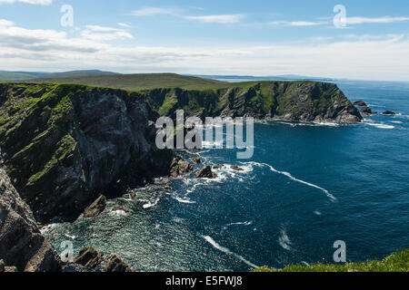 Blick von oben auf den Felsen am Hermaness, Unst, Shetland Insel Landschaft. Stockfoto