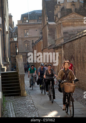 Radfahren rund um den ruhigen Seitenstraßen von Cambridge Stockfoto