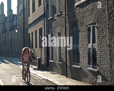 Radfahren rund um den ruhigen Seitenstraßen von Cambridge Stockfoto