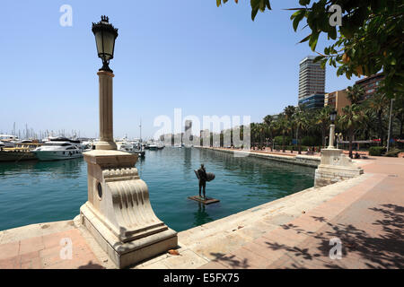 Skulptur von Esperanza dOrs, Rückkehr der "Ikarus" mit Surfbrett, Hafen von Alicante Stadt, Hauptstadt der Region Valencia, Spanien, Stockfoto