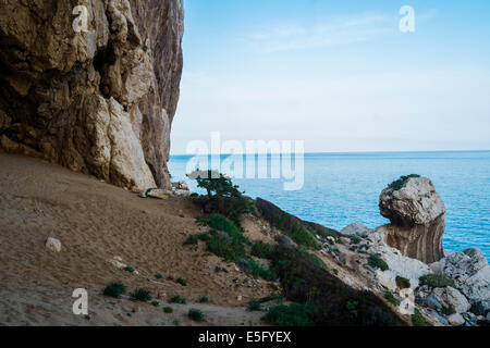 Volcanin Küste in der Nähe von Biddiriscottai Höhle in Cala Gonone, Sardinien, Italien Stockfoto