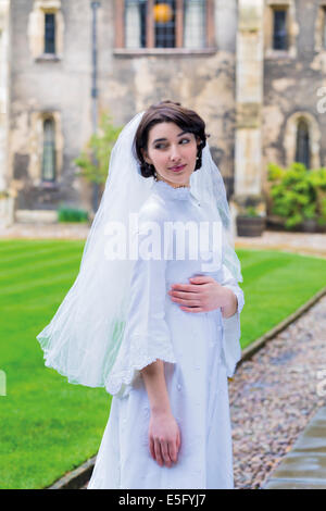 Eine Braut in Cambridge, England, UK Stockfoto