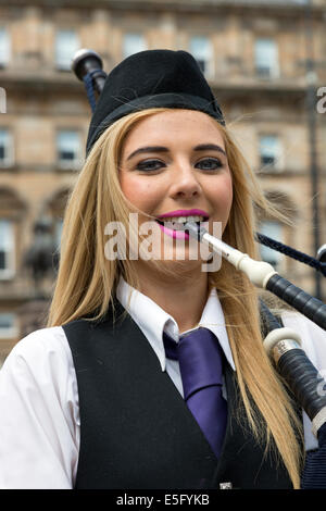 Kristina MacDonald, 18 Jahre alt, aus Glasgow, der Dudelsack der Glasgow Commonwealth Hinweistafel in Glasgow Stockfoto