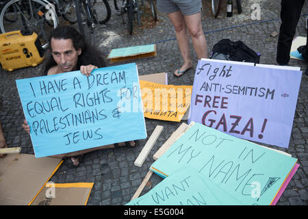 Berlin, Deutschland. 30. Juli 2014. Israelis zeigen mit Schilder mit der Aufschrift "I have a Dream - gleiche Rechte für Palästinenser und Juden" gegen die Angriffe auf den Gaza-Streifen am Heinrichplatz-Platz in Berlin, Deutschland, 30. Juli 2014. Foto: Jörg Carstensen/Dpa/Alamy Live News Stockfoto