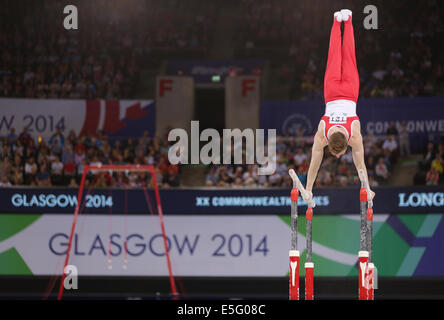 SSE Hydro, Glasgow, Schottland, Großbritannien, Mittwoch, Juli 2014. Nile Wilson von England der Bronzemedaillengewinnerin der individuellen Allround-Kunstturnen der Männer auf den parallelen Balken während des Wettbewerbs bei den Commonwealth Games in Glasgow 2014 Stockfoto