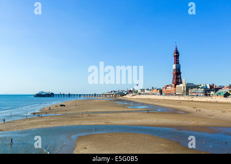 Strand in den späten Nachmittag mit Blick auf North Pier und Blackpool Tower, The Golden Mile, Blackpool, Lancashire, UK Stockfoto