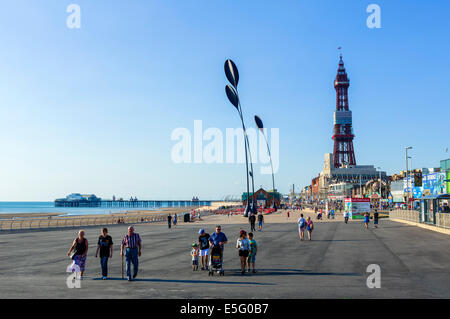 Strand und Promenade in späten Nachmittag Blick in Richtung North Pier und Blackpool Tower, The Golden Mile, Blackpool, Lancashire, UK Stockfoto