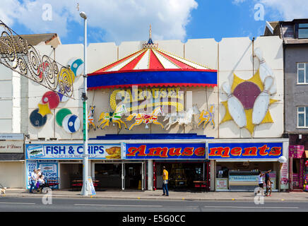 Karussell-Spielhalle auf der Promenade, Golden Mile, Blackpool, Lancashire, UK Stockfoto